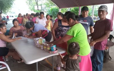 Entrega de dotaciones alimentarias a los beneficiarios del programa Atención Alimentaria a Grupos Prioritarios