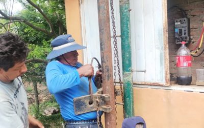 Instalación de equipo de bombeo, tras el termino de los trabajos de limpieza del pozo