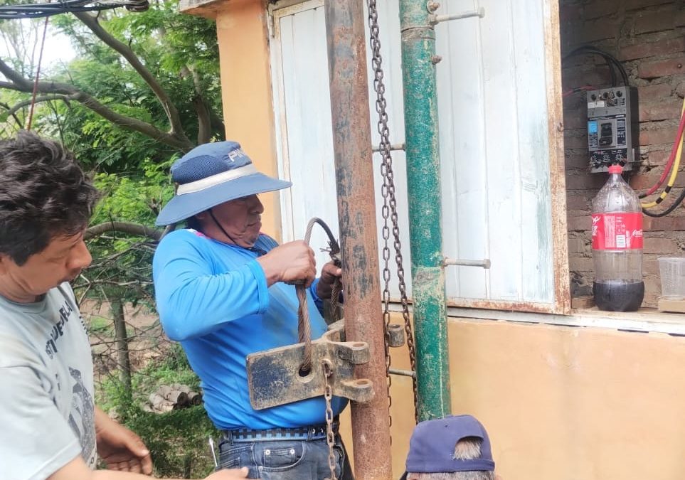 Instalación de equipo de bombeo, tras el termino de los trabajos de limpieza del pozo