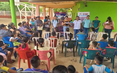 Lectura de cuentos y entrega de mochilas escolares a los niños y niñas de San Miguel Chimalapa