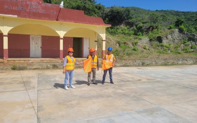 Banderazo de inicio de obra construcción de muros para el techado de la cancha pública.