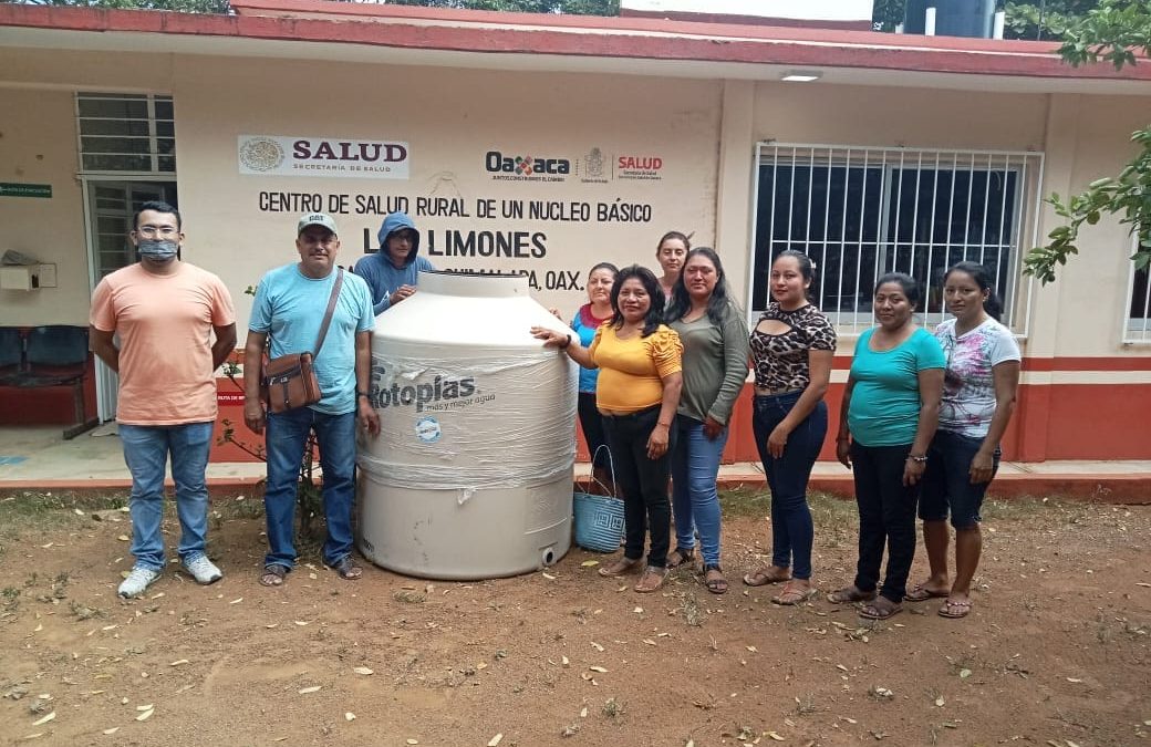 Entrega de tinaco de 1,100 ltrs para el almacenamiento de agua para el Centro de Salud Los Limones