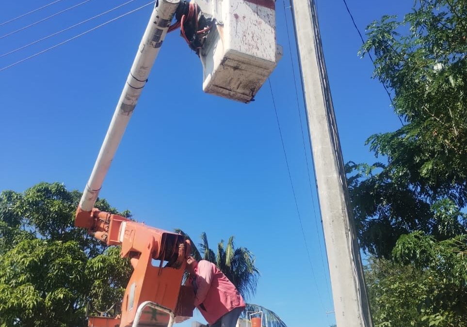 Colocación de luminarias en las comunidades de Cieneguilla y VistaHermosa.