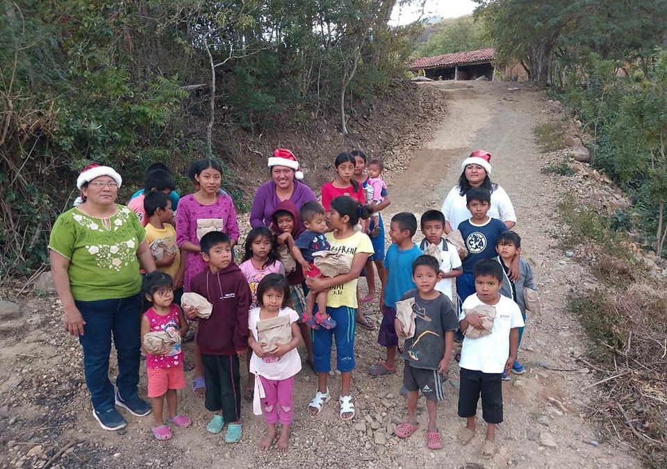 Entrega de dulceros a niñas y niños de todas nuestras comunidades