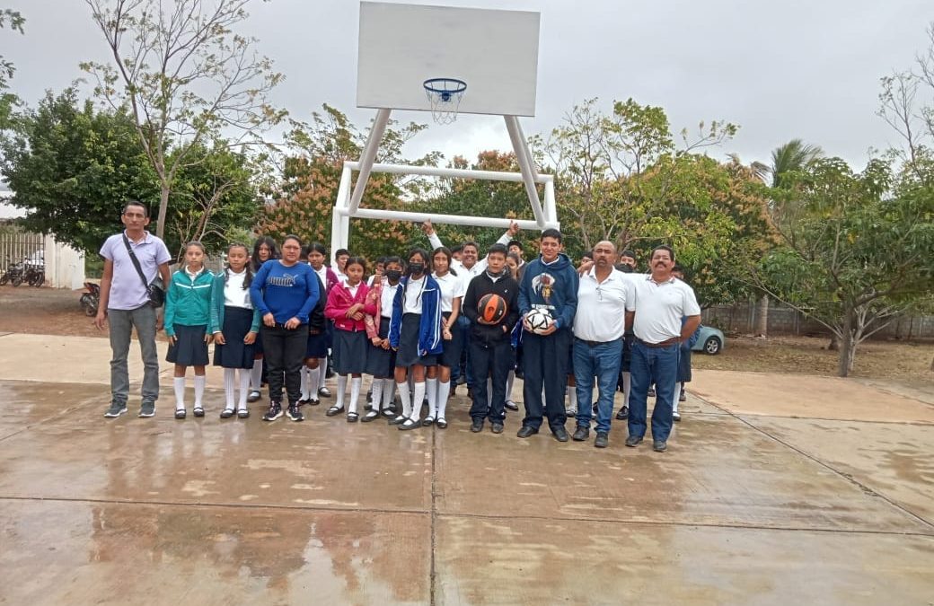 Entrega de la construcción de porterías en la cancha deportiva de la escuela Telesecundaria de Vista Hermosa.