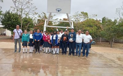 Entrega de la construcción de porterías en la cancha deportiva de la escuela Telesecundaria de Vista Hermosa.